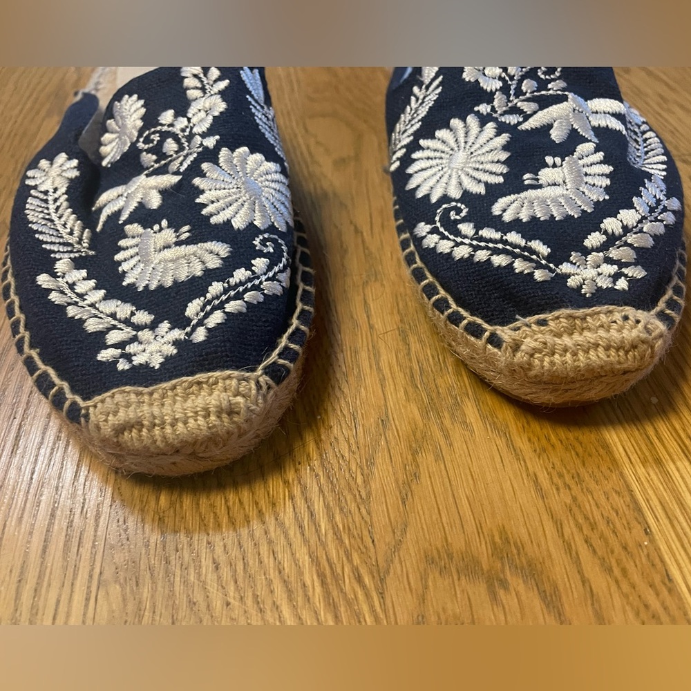 NWOT - Soludos “Ibiza” Navy & White Floral Embroidered Mule Espadrilles - Sz 7 - Picture 3 of 5